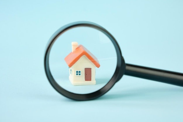 Kleines Haus unter der Lupe Immobiliensuchkonzept Kauf und Verkauf von Wohnraummietversicherungen