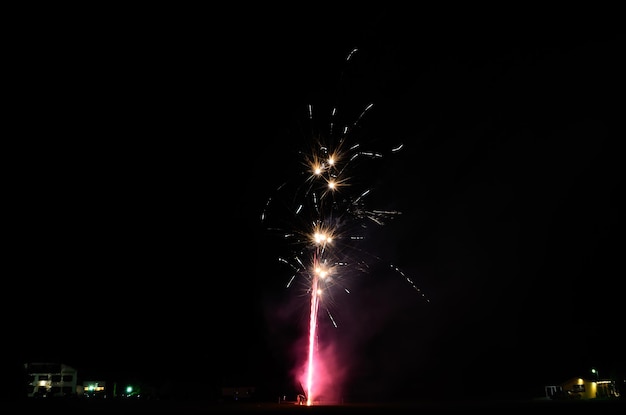 Kleines helles Feuerwerk in der Nacht