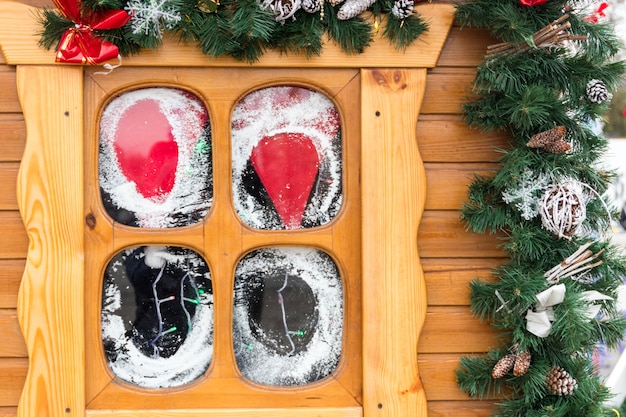 Kleines Holzfenster mit Weihnachtsschmuck. Winterferienkonzept