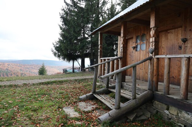 Kleines Holzhaus inmitten von Bäumen und Bergen mitten in der Natur im Herbst