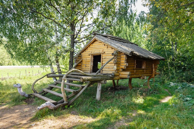 kleines Holzhaus mit Veranda