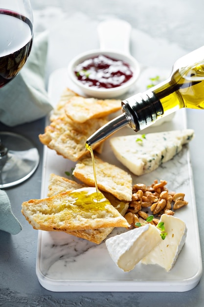 Kleines Käsebord mit Baguette