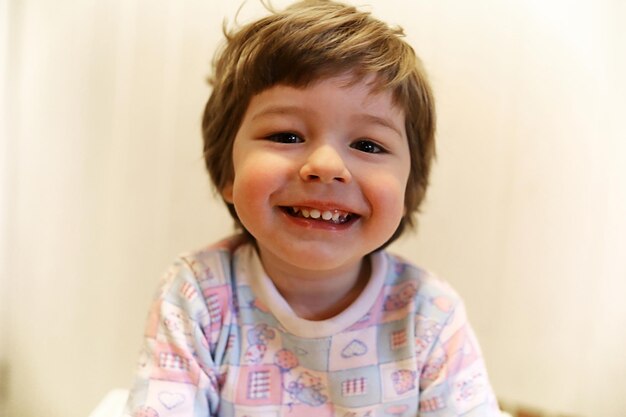 Kleines kaukasisches Kind lächelt und hat Spaß auf weißem Hintergrund