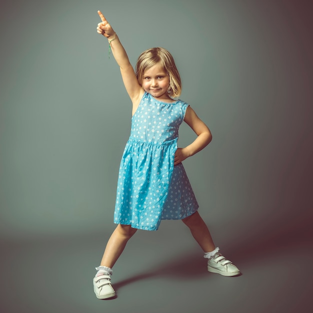 Kleines kaukasisches Mädchen in der Ballerina-Pose.