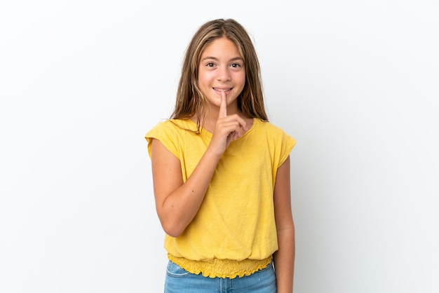 Kleines kaukasisches Mädchen isoliert auf weißem Hintergrund, das ein Zeichen der Stillegeste zeigt, die den Finger in den Mund steckt