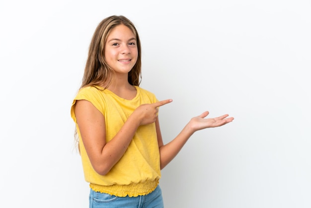 Kleines kaukasisches Mädchen isoliert auf weißem Hintergrund, das Kopienraum imaginär auf der Handfläche hält, um eine Anzeige einzufügen
