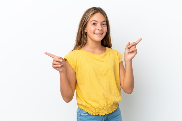 Kleines kaukasisches Mädchen isoliert auf weißem Hintergrund, das mit dem Finger auf die Seitenteile zeigt und glücklich ist