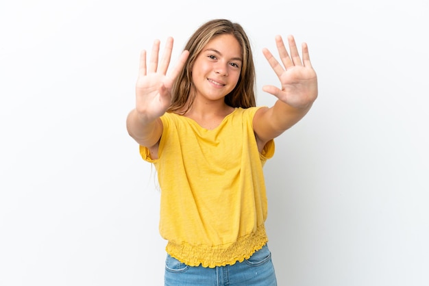 Kleines kaukasisches Mädchen isoliert auf weißem Hintergrund, das neun mit den Fingern zählt