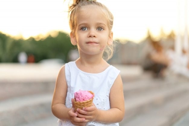 Kleines kaukasisches Mädchen isst Eiscreme