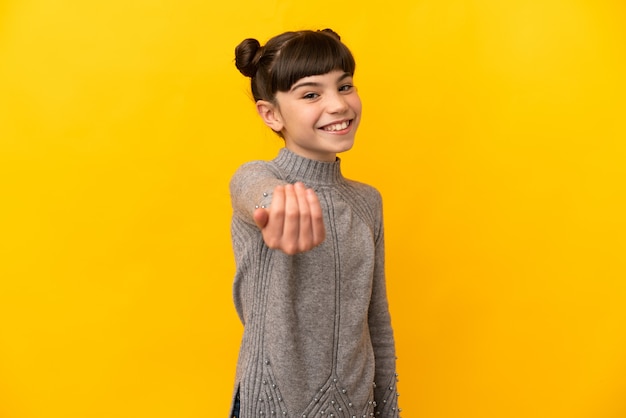 Kleines kaukasisches Mädchen lokalisiert auf gelber Wand, die einlädt, mit Hand zu kommen.