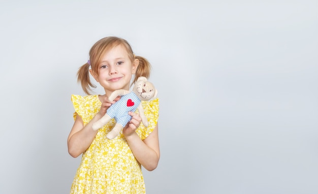 Kleines kaukasisches Mädchen mit Teddybär