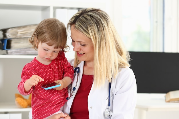 Kleines Kind an der Kinderarztrezeption