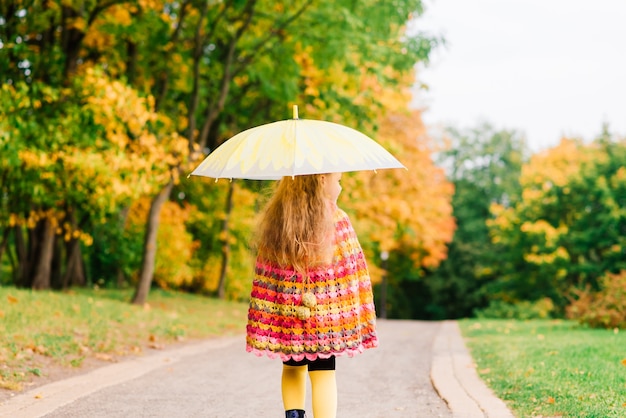 Kleines Kind, Baby, das im Herbst auf dem Naturspaziergang im Freien lacht und spielt