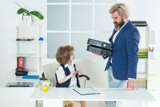 Kleines Kind, das spielt, um Chef auf einem Business-Schreibtisch im Büro zu sein Business Team Brainstorming Business peop