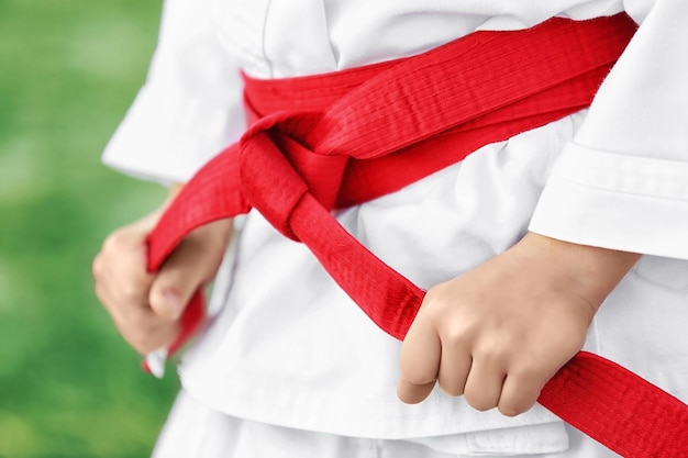 Foto kleines kind im karategi im freien, nahaufnahme