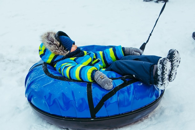 Kleines Kind in der Winterzeit der Schneeröhre