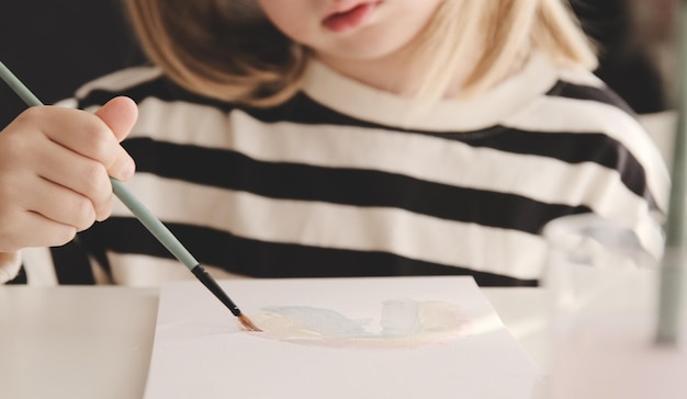 Kleines Kind Mädchen Künstler Zeichnung Malbild mit Farben und Pinsel Kinderhobby