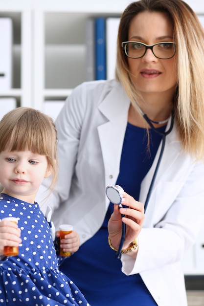 Kleines Kind mit Stethoskop am Arztempfang