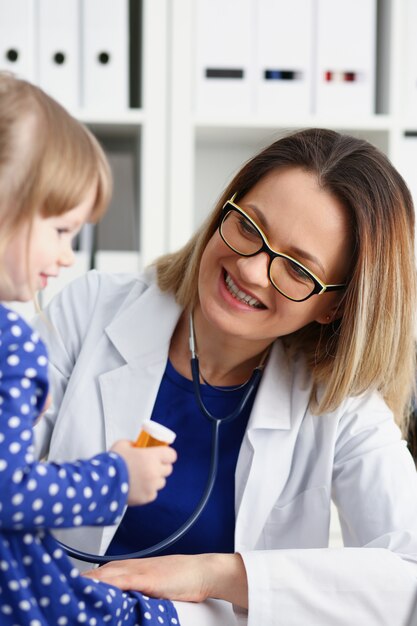 Kleines Kind mit Stethoskop an der Doktoraufnahme