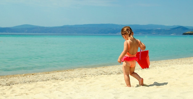 Kleines Kind spielen an der Strandküste