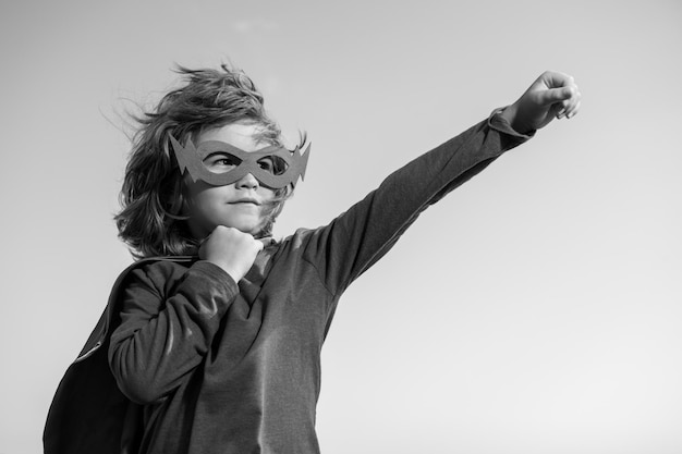 Kleines Kind spielt Superhelden-Jungen-Superhelden-Konzept