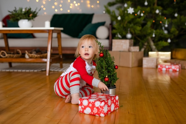 kleines Kind zu Hause in der Weihnachtszeit