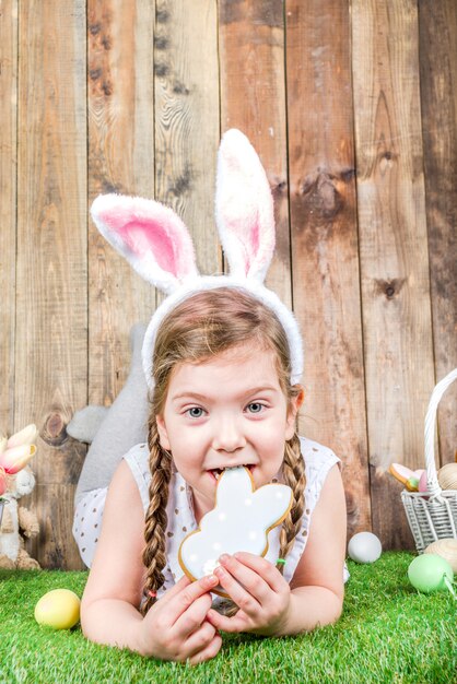 Kleines Kindermädchen mit Osterhasenohren