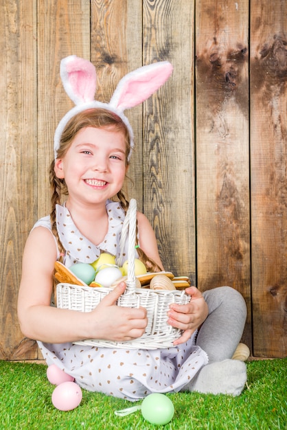 Kleines Kindermädchen mit Osterhasenohren