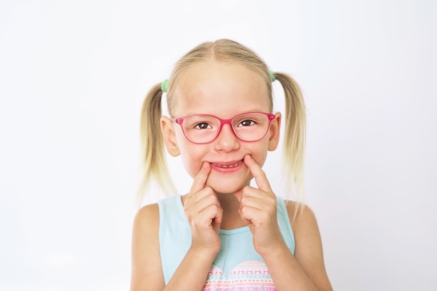 Kleines lächelndes Mädchen mit Brille