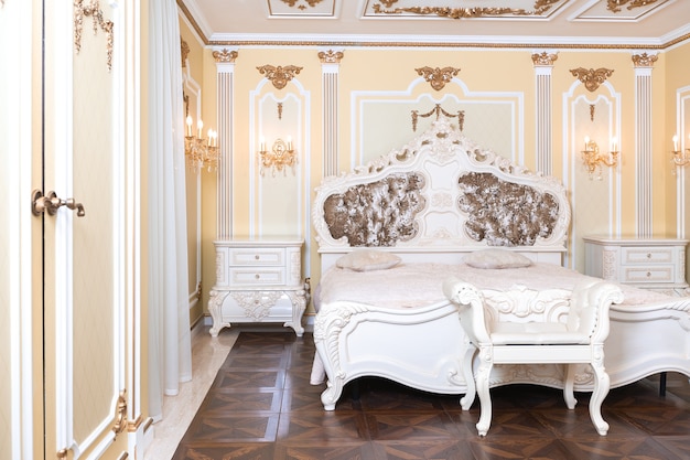 Kleines Luxusschlafzimmer mit Bad und teuren Möbeln im schicken alten Barockstil.