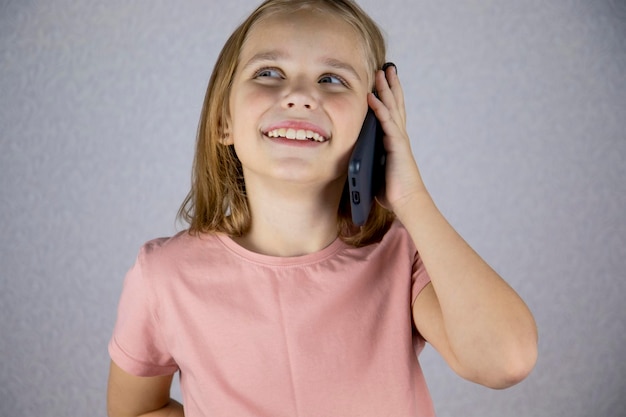 Kleines Mädchen am Telefon sprechen