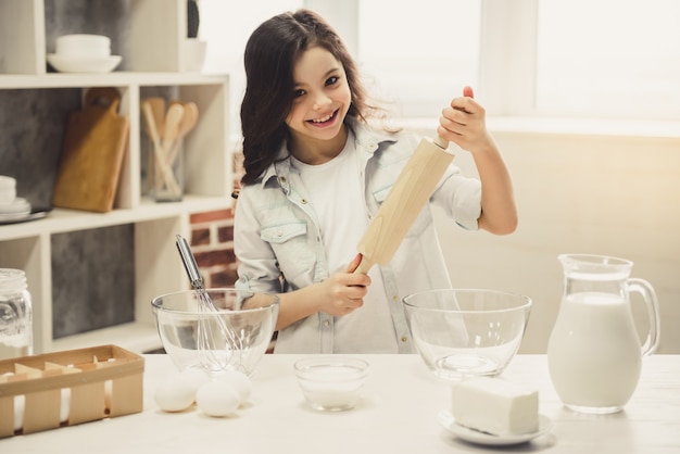 Kleines Mädchen backen