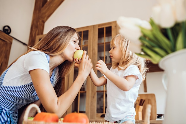 Kleines Mädchen behandelt ihre Mutter zu einem Apfel