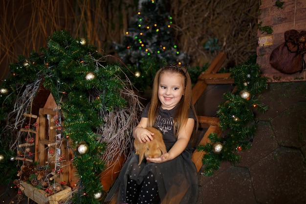 Kleines Mädchen bekam an Weihnachten ein Kaninchen zum Geschenk