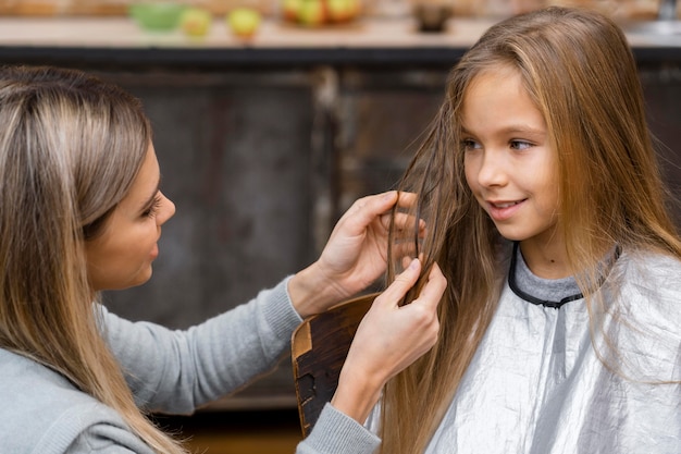 Foto kleines mädchen bekommt einen haarschnitt