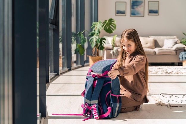 Kleines Mädchen bereitet Schulrucksack vor