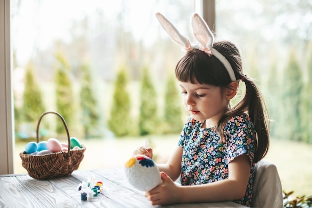 Kleines Mädchen bereitet sich auf Ostern vor