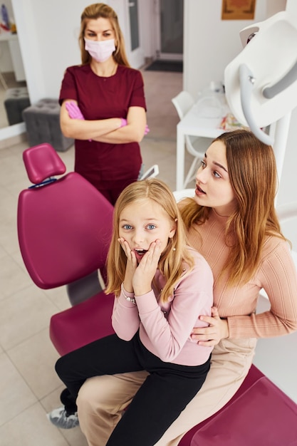 Kleines Mädchen besucht mit ihrer Mutter den Zahnarzt in der Klinik Konzeption der Stomatologie