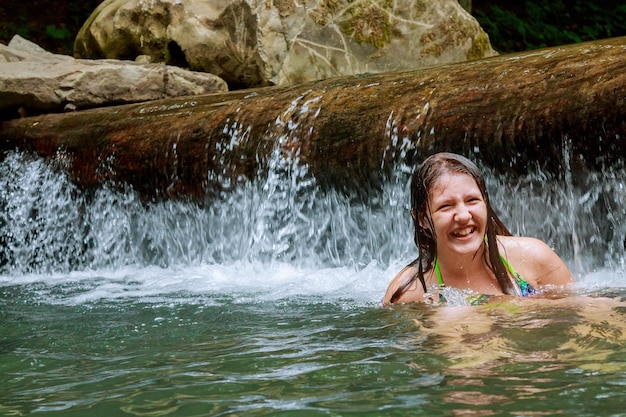 Kleines Mädchen, das auf den Fluss schwimmt Baden