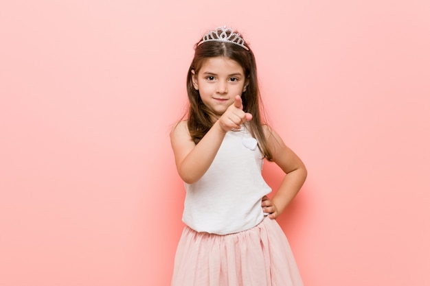 Kleines Mädchen, das einen Prinzessinblick hat eine Idee, Inspirationskonzept trägt.