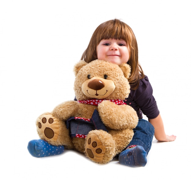 Kleines Mädchen, das einen Teddybären hält