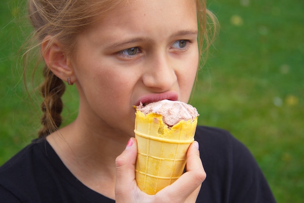 Kleines Mädchen, das Eis isst