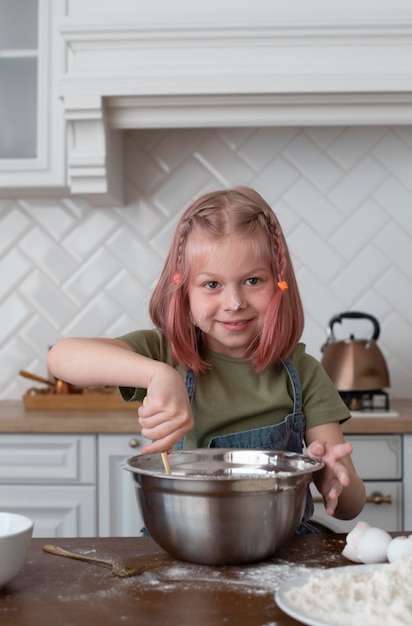 Foto kleines mädchen, das etwas gutes zu essen macht