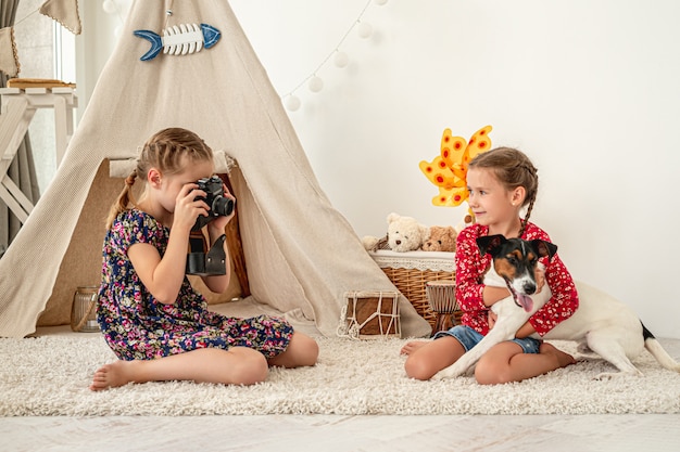 Kleines Mädchen, das Fotos von Freund macht