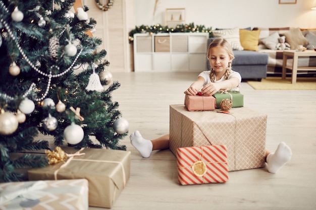 Kleines Mädchen, das Geschenke verziert