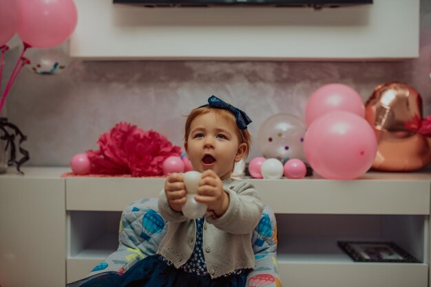 Kleines Mädchen, das mit Ballon spielt