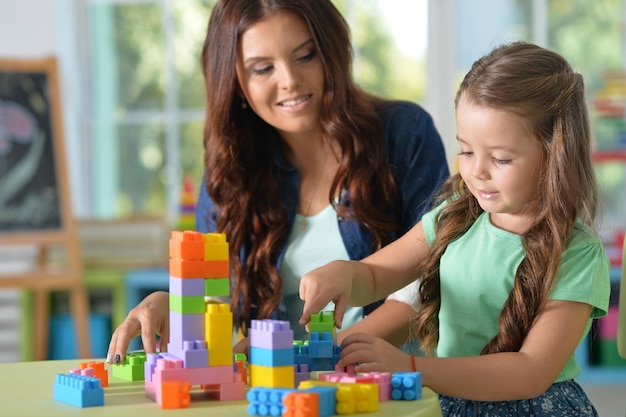 Kleines Mädchen, das mit Mutter spielt