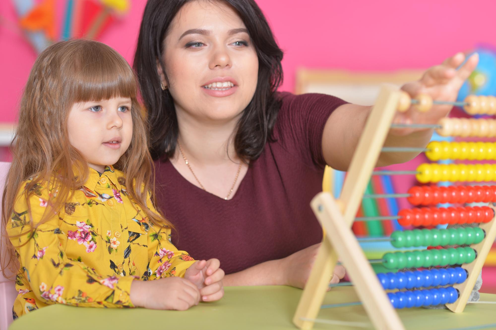 Kleines Mädchen, das mit Mutter spielt