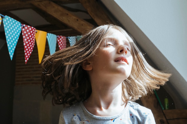 Kleines Mädchen, das Morgensonne genießt