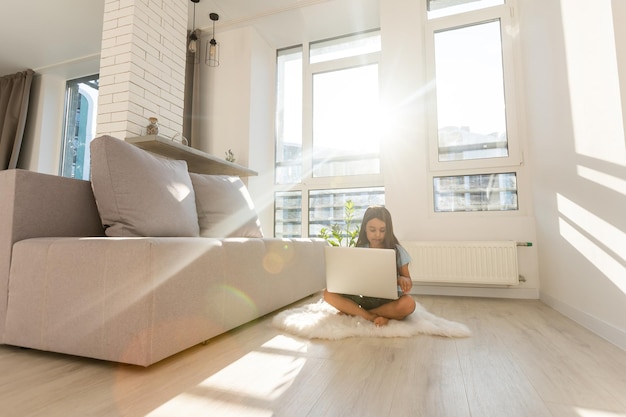 Kleines Mädchen, das online mit ihrem Laptop zu Hause studiert